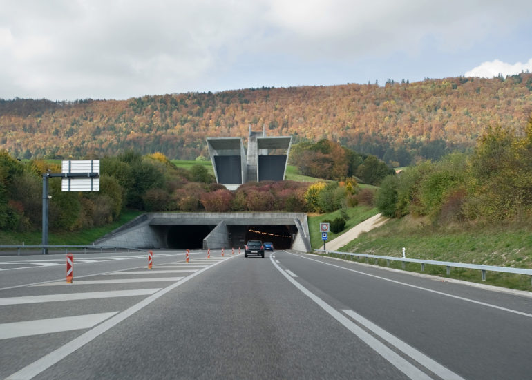 Entrée du tunnel de Mont-Russelin sur l'A16 vue de face avec son contexte